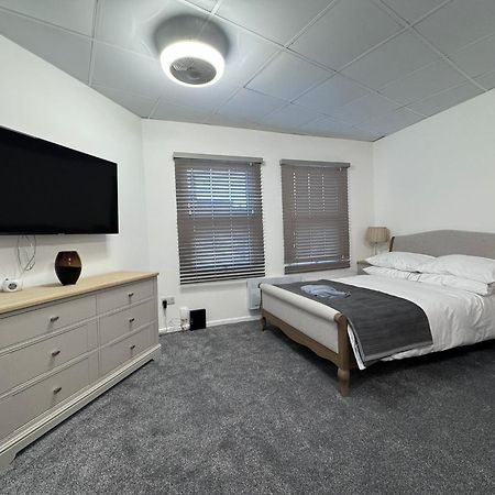 Modern Studio Flat In Bramhall Екстер'єр фото