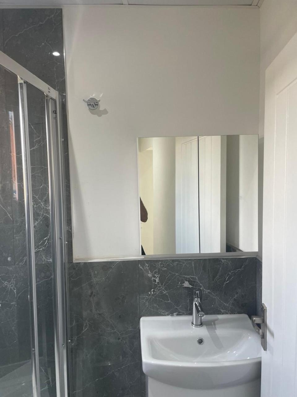 Modern Studio Flat In Bramhall Екстер'єр фото