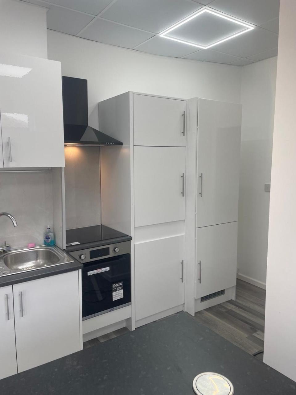 Modern Studio Flat In Bramhall Екстер'єр фото